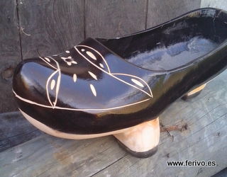 madre&ntilde;a con zapatilla negras 