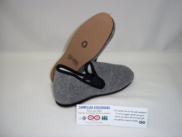 Pantufla Modelo 17 - Gris Liso otro detalle
