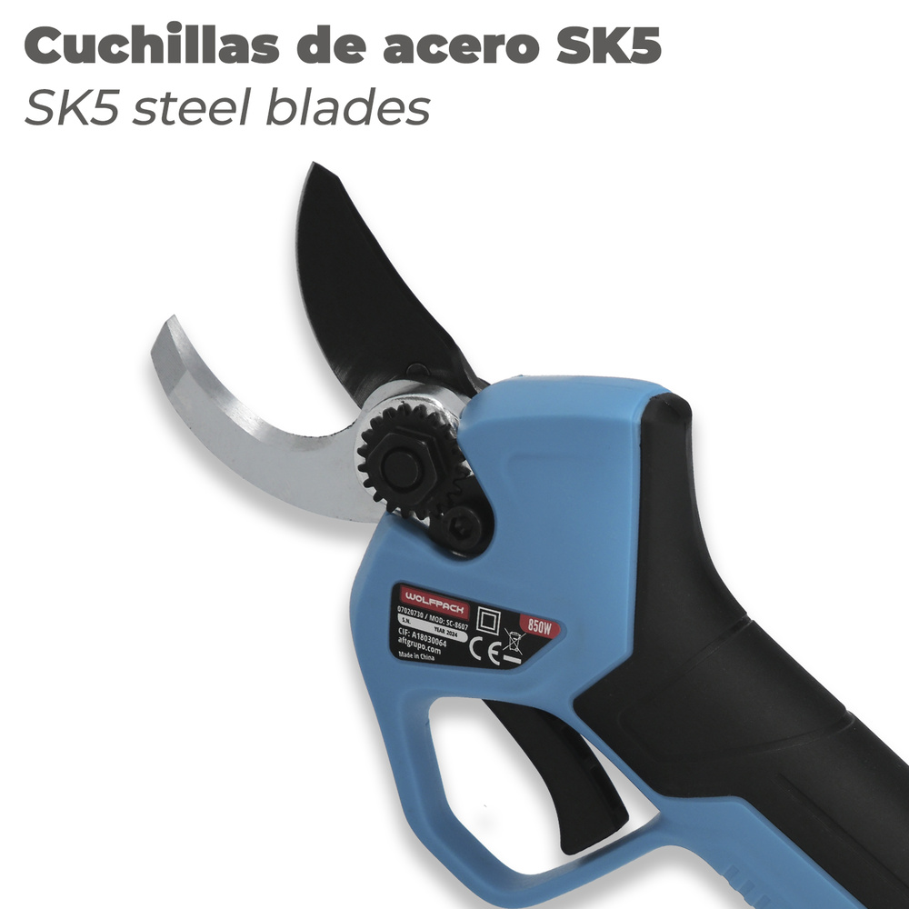 Tijera Podar A Bateria - Voltaje: 21 V/2Ah. - Potencia: 850 watt. - Diámetro de corte: Ø0-28mm - Duración de la batería: 2-3 horas. - Empuñadura ergonomico con revestimiento Soft Grip. - Se necesitan 1 batería de 21v necesarias para el funcionamiento de la tijera. - Maletín y dos baterías incluidos. - Artículo conocido como tijera podar, tijeras de podar, tijeras eléctricas, tijeras podar bateria, tijeras podar eléctricas. 