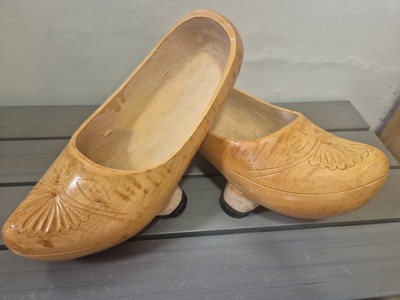 Madreña 8 color Natural barnizada tallas de la  35 a 45