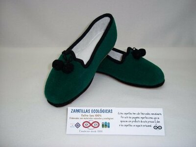 zapatilla borlas modelo 21  Material de construcción: Fieltro, lana 100% naturales. color verde oscuro Tallasde la 33 a la 42