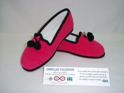 zapatilla b borlas modelo 21 Material de construcción: Fieltro, lana 100% naturales. color fusia liso Tallasde la 33 a la 42 zapatilla b borlas modelo 21 Material de construcción: Fieltro, lana 100% naturales. color fusia liso Tallasde la 33 a la 42