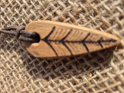 colgante madera celta de la suerte