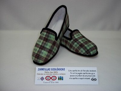 Pantuflas orejas Modelo 18  fieltro y lana 100% natural,  fabricada a mano verde a cuadros tallas de 33 a 44