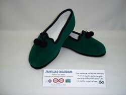 zapatilla borlas modelo 21  Material de construcción: Fieltro, lana 100% naturales. color verde oscuro Tallasde la 33 a la 42